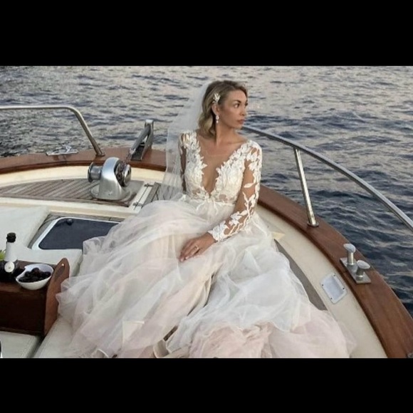 Wedding dress - Picture 1 of 6